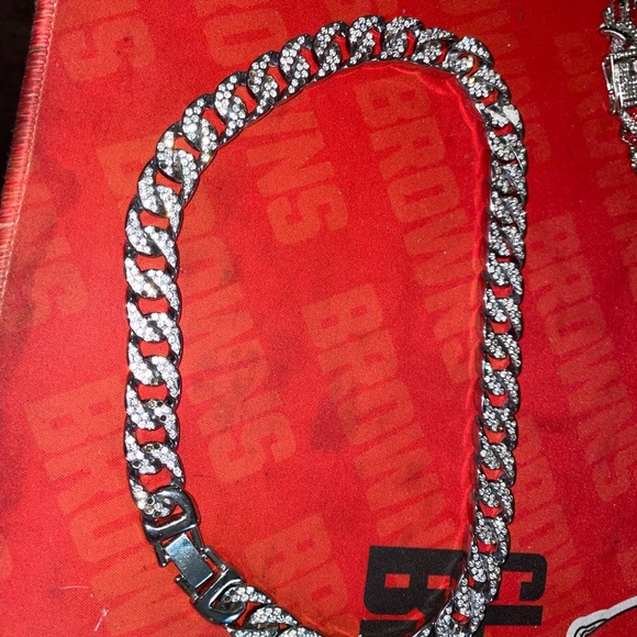 3 chains. - Picture 3 of 4